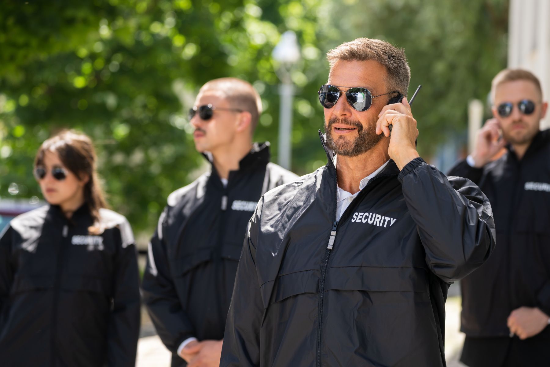 Equipo de seguridad de élite de Armarium coordinando protocolos de vigilancia y gestión de riesgos en una planta industrial.