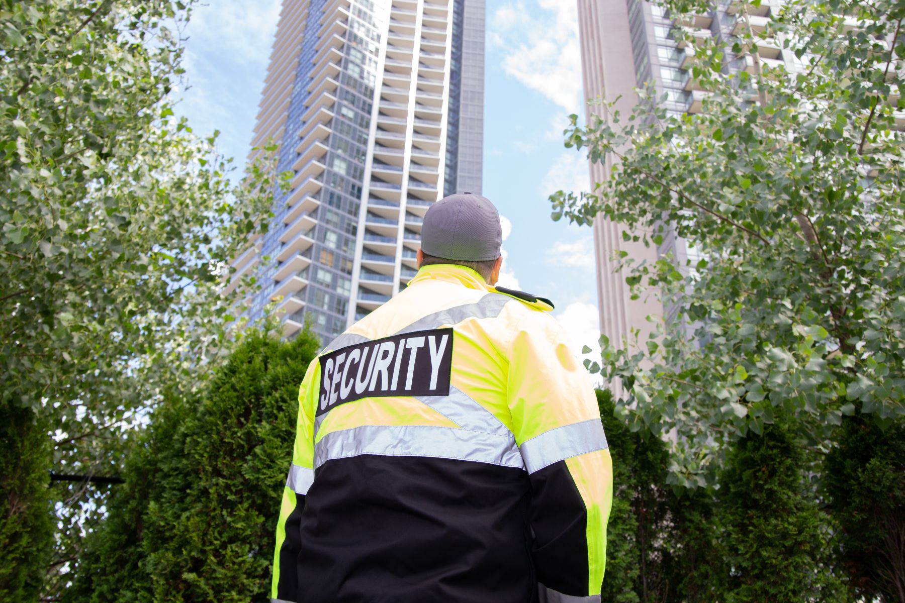 Guardia de seguridad privada de Armarium con uniforme de alta visibilidad supervisando la seguridad de torres residenciales y corporativas en México.