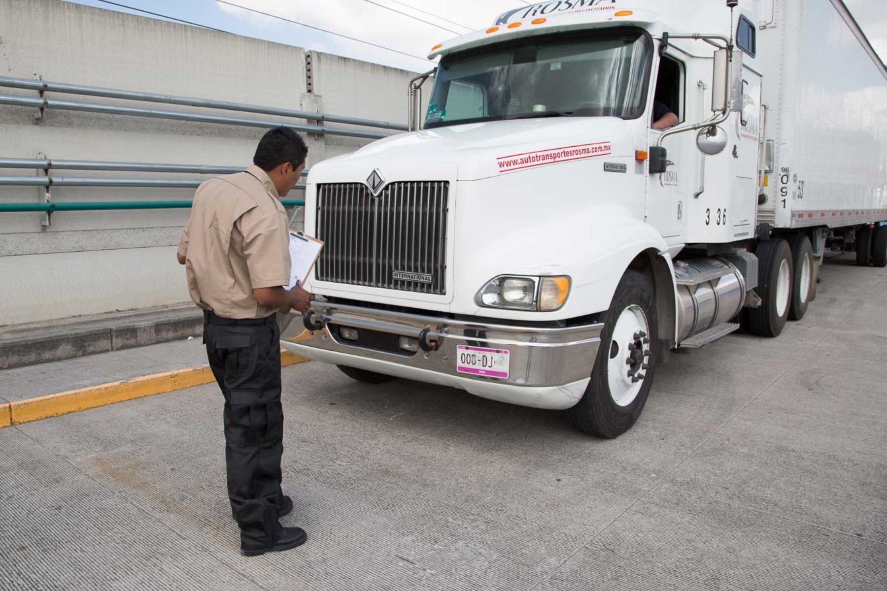 Elemento de Armarium realizando la inspección de un tractocamión previo a la custodia de transporte de carga en carreteras.