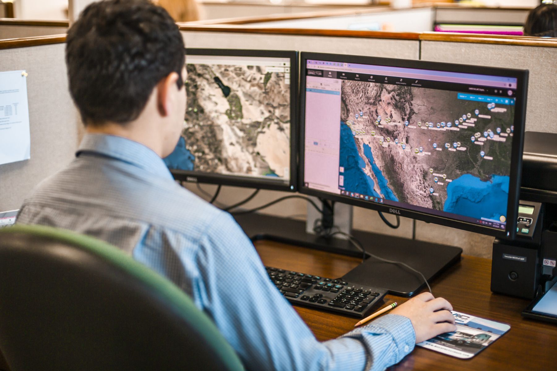 Operador de Armarium realizando monitoreo GPS y seguimiento satelital de transporte desde un centro de control.