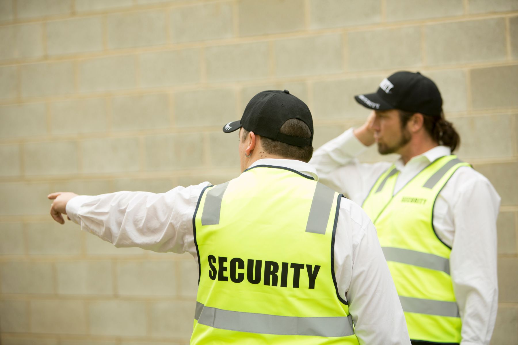 Elementos de Armarium supervisando el perímetro para prevenir los riesgos de contratar seguridad privada sin certificación en una instalación.