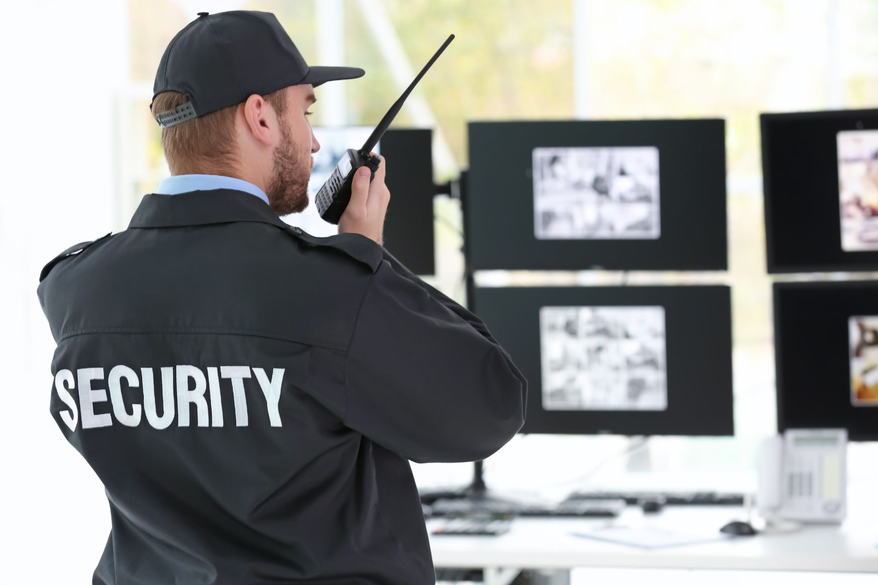 Guardia de Armarium operando equipo de radio y monitoreo para la seguridad privada para corporativos en México.